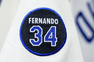 Dodgers rendirá homenaje a Fernando Valenzuela durante toda la temporada con parche conmemorativo