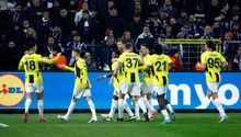 Fenerbahce cumple con el trámite y elimina a Anderlecht de Chino Huerta de la Europa League