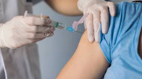 ¡Cuidado! Cofepris alerta sobre venta de vacunas falsas en redes sociales