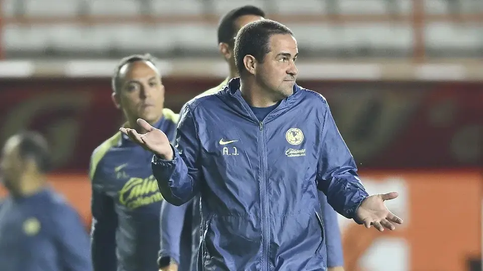 André Jardine se lanza en contra del arbitraje: 'Me parece roja clara'
