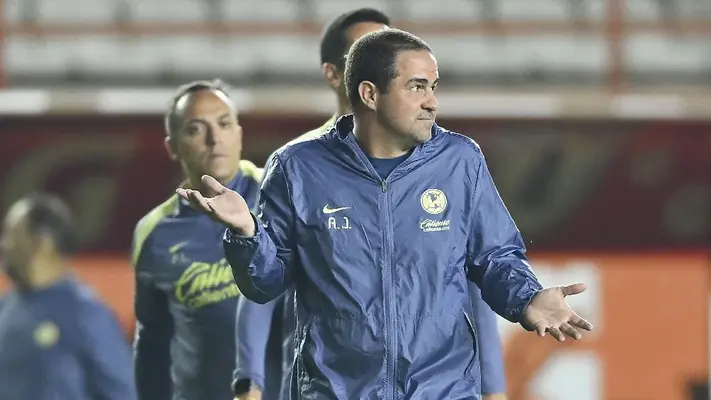 André Jardine se lanza en contra del arbitraje: 'Me parece roja clara'