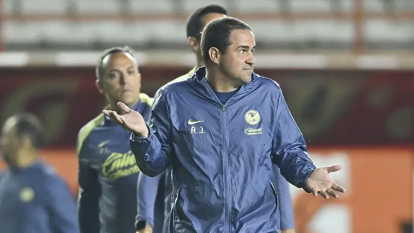 André Jardine se lanza en contra del arbitraje: 'Me parece roja clara'