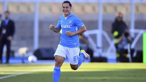 Napoli vence a Lecce en medio de bengalas y se aleja seis puntos de Inter de Milán