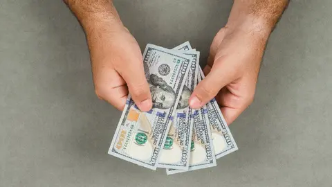 ¿Cambiarás dólares? Así está el peso este 1 de mayo en día feriado