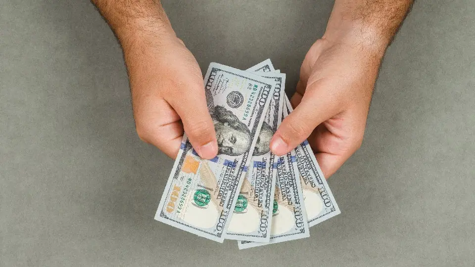 ¿Cambiarás dólares? Así está el peso este 1 de mayo en día feriado