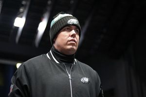 Kellen Moore, coordinador de los campeones Eagles, será el entrenador en jefe de los Saints