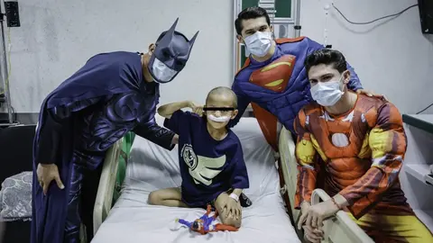 Jugadores de América se convierten en superhéroes por el Día del Niño