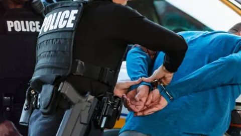 Alcalde de EE.UU. ingresa a centro migratorio y termina siendo arrestado