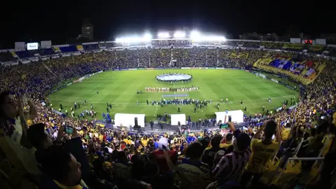 Periodista es agredido por aficionados tras Clásico Nacional y termina en el hospital