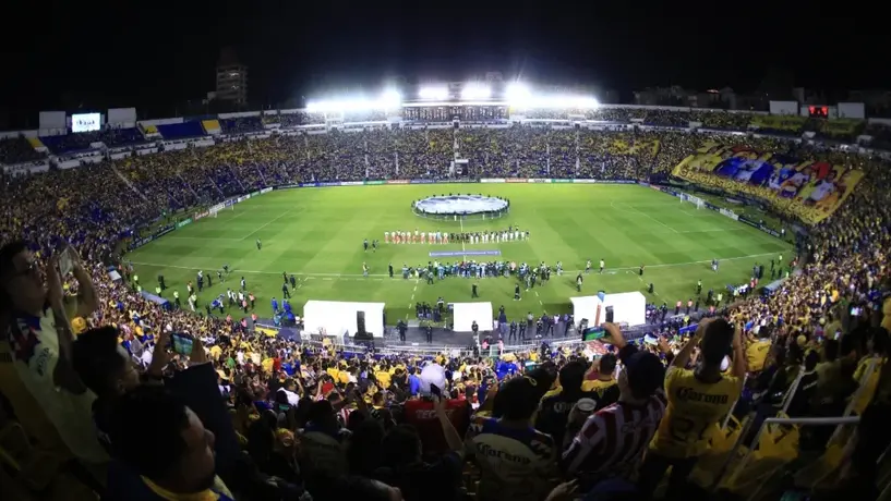 Periodista es agredido por aficionados tras Clásico Nacional y termina en el hospital