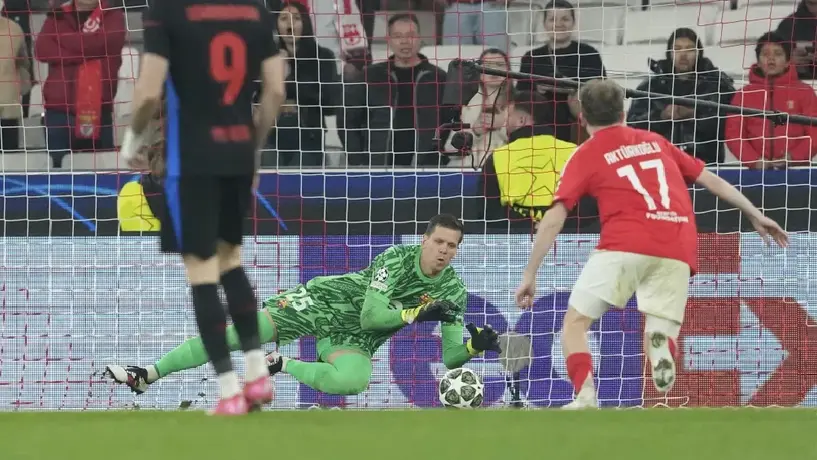 Hansi Flick bromea sobre la adicción al tabaco de Wojciech Szczesny: “Es más tranquilo así”
