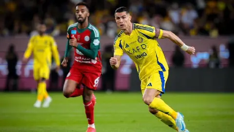 Cristiano Ronaldo enloquece con árbitro en partido de Al Nassr