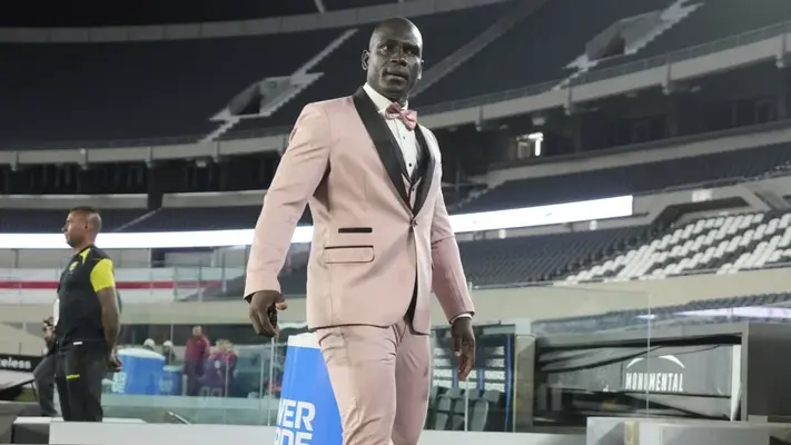 ¡Qué elegancia! Segundo Castillo sorprende con smoking rosa en Copa Libertadores