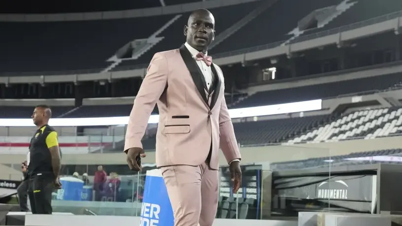 ¡Qué elegancia! Segundo Castillo sorprende con smoking rosa en Copa Libertadores