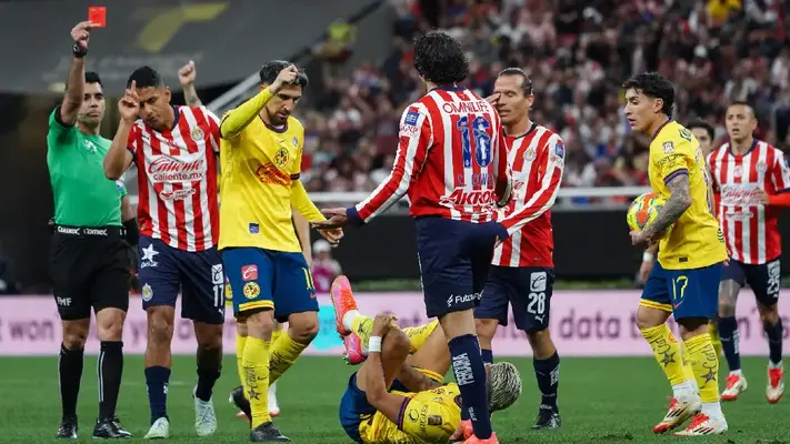 ¿No era roja? Cade Cowell se va expulsado del Chivas vs América; expertos generan polémica