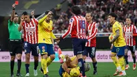 ¿No era roja? Cade Cowell se va expulsado del Chivas vs América; expertos generan polémica