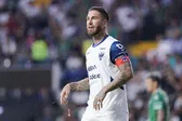 ¡Se encienden las alarmas en Rayados! Sergio Ramos abandonó el duelo por lesión