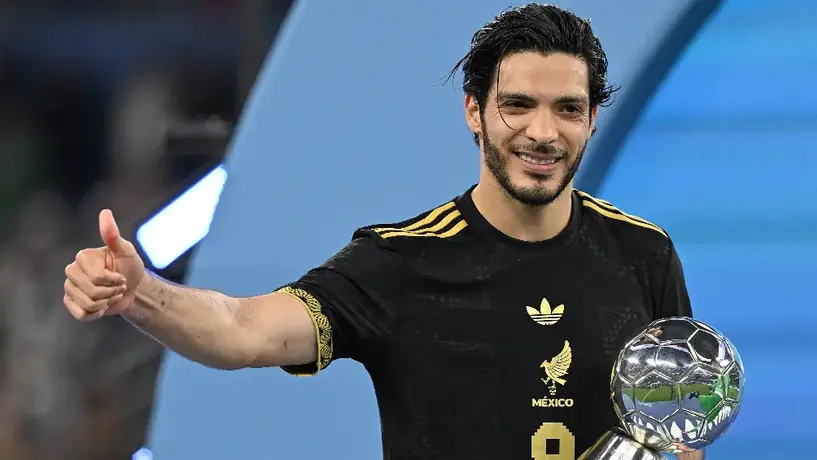 Raúl Jiménez es felicitado por su esposa tras título en Nations League