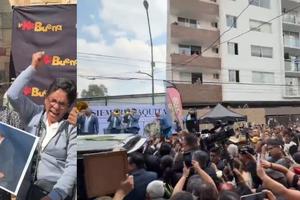 Fanáticos de Paquita la del Barrio esperan restos de la cantante entre lágrimas afuera de Casa Paquita