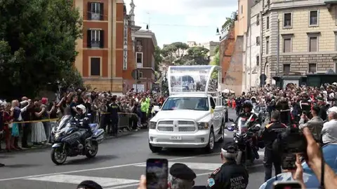 El "papamóvil" que trasladó el féretro del Papa Francisco fue un regalo de México