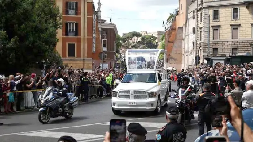 El "papamóvil" que trasladó el féretro del Papa Francisco fue un regalo de México