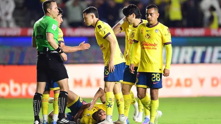 ¿Robo al América? La polémica arbitral se hace presente tras no expulsión a Carlos Moreno