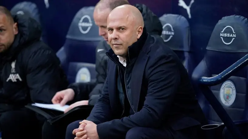 Arne Slot, entrenador de Liverpool, recibe sanción de dos partidos tras altercado con árbitros