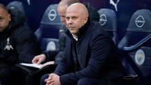 Arne Slot, entrenador de Liverpool, recibe sanción de dos partidos tras altercado con árbitros