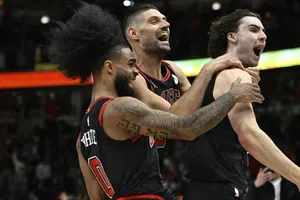 Chicago Bulls vence a Lakers con tiro desde media cancha en final dramático