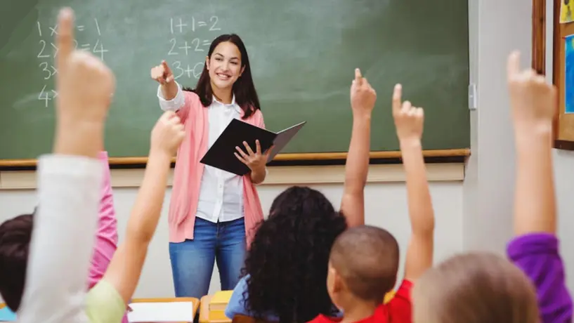 Día del Maestro: Gobierno anuncia incremento de sueldo y más vacaciones para docentes