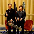 Javier Milei le regala una motosierra a Elon Musk en la CPAC