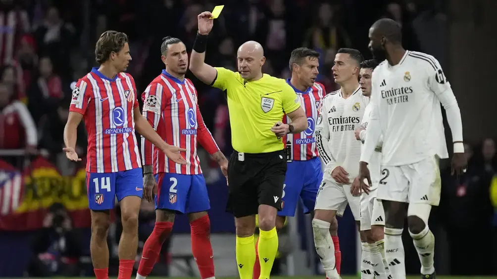 Szymon Marciniak es señalado por tener accesorios de Real Madrid | AP