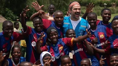 Alfonso Herrera une fuerzas con el Barcelona para apoyar a refugiados de Uganda