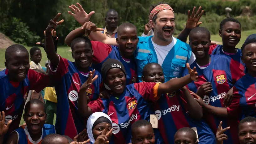 Alfonso Herrera une fuerzas con el Barcelona para apoyar a refugiados de Uganda