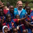 Alfonso Herrera une fuerzas con el Barcelona para apoyar a refugiados de Uganda