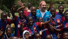 Alfonso Herrera une fuerzas con el Barcelona para apoyar a refugiados de Uganda