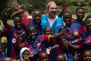 Alfonso Herrera une fuerzas con el Barcelona para apoyar a refugiados de Uganda