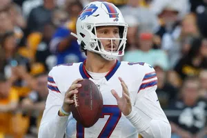 Josh Allen visita México para acompañar a su prometida, Hailee Steinfeld, en su película