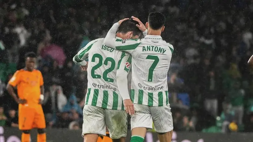 Isco propone "coperacha" para que Antony se quede en Real Betis y no vuelva a Manchester United