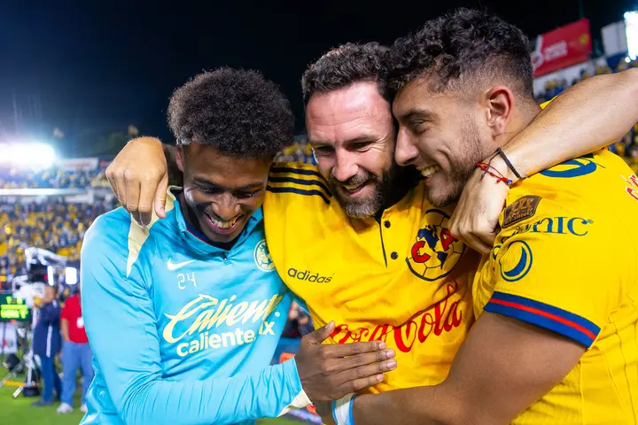 Dilrosun y Cáceres festejando con Miguel Layún en el campo | Imago7