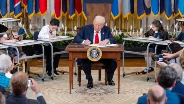 Donald Trump firma una orden para eliminar el Departamento de Educación