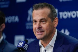 Los Yankees y Aaron Boone acuerdan extensión de contrato de dos años