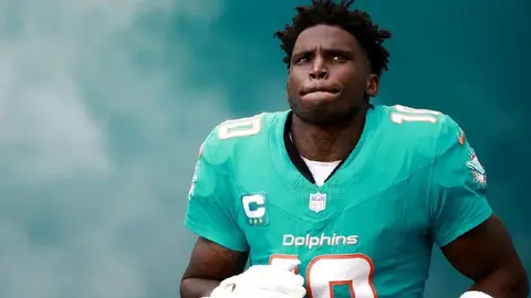 ¡Tyreek Hill vuelve a ser polémica!  Graban al WR cargando a su bebé peligrosamente en un balcón