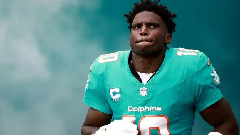 ¡Tyreek Hill vuelve a ser polémica!  Graban al WR cargando a su bebé peligrosamente en un balcón