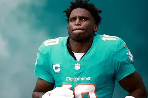 ¡Tyreek Hill vuelve a ser polémica!  Graban al WR cargando a su bebé peligrosamente en un balcón