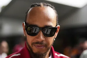 Lewis Hamilton se mostró molesto por las indicaciones que recibió sobre los pronósticos del clima