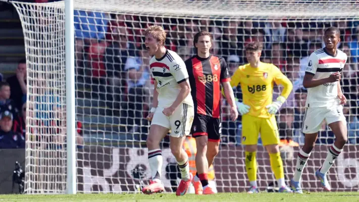 Manchester United rescata empate con drama y superioridad numérica ante Bournemouth