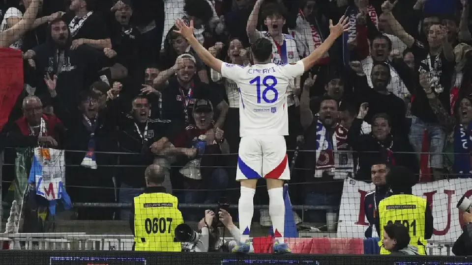 Olympique Lyon marca de último minuto y rescata el empate ante Manchester United