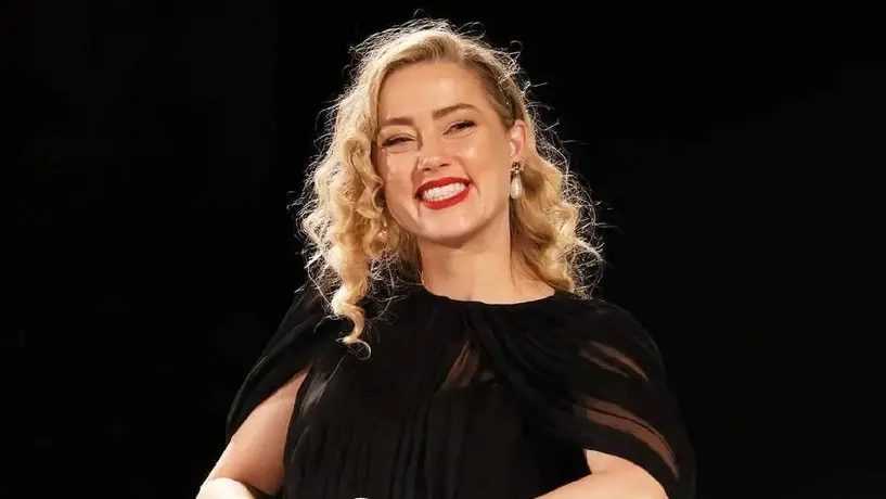 Amber Heard sorprende al anunciar que se convirtió en madre de gemelos