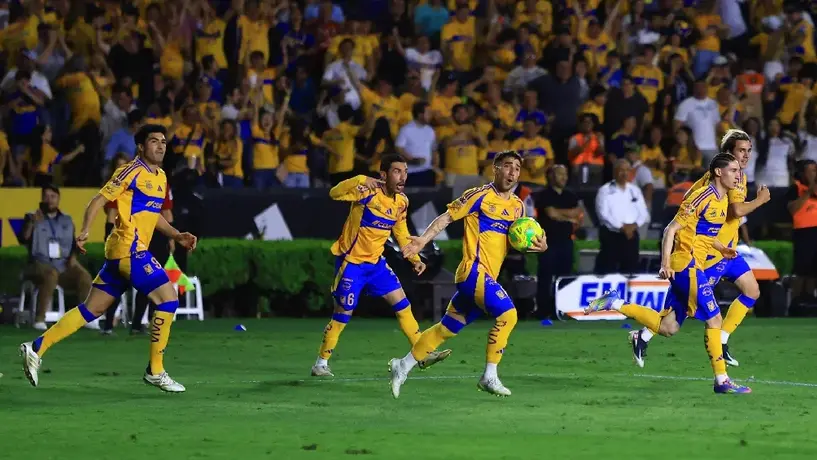 ¡En el 90 y...! Tigres vence a Rayados de forma agónica en oleada de expulsiones